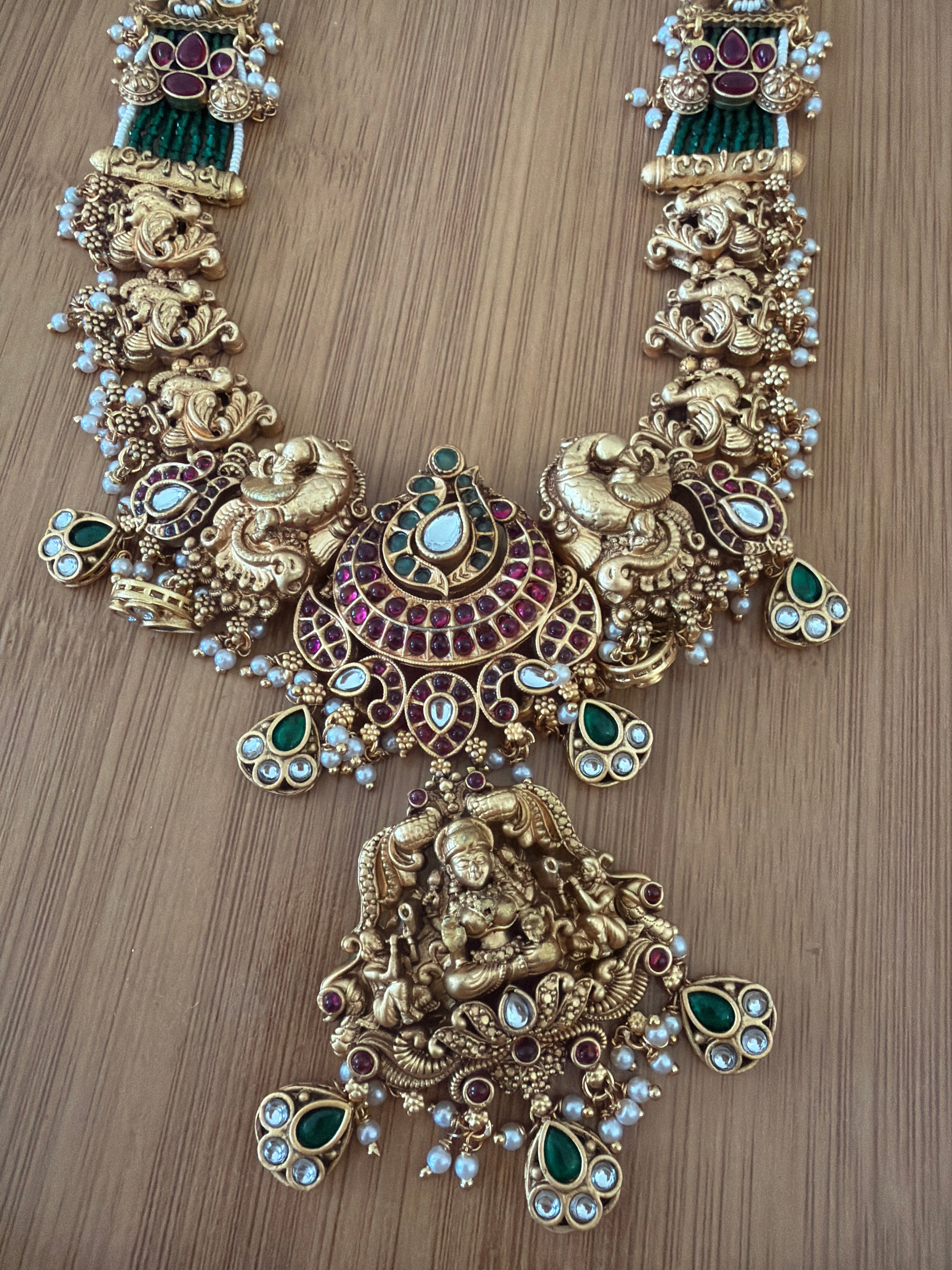 Green and white bead long necklace