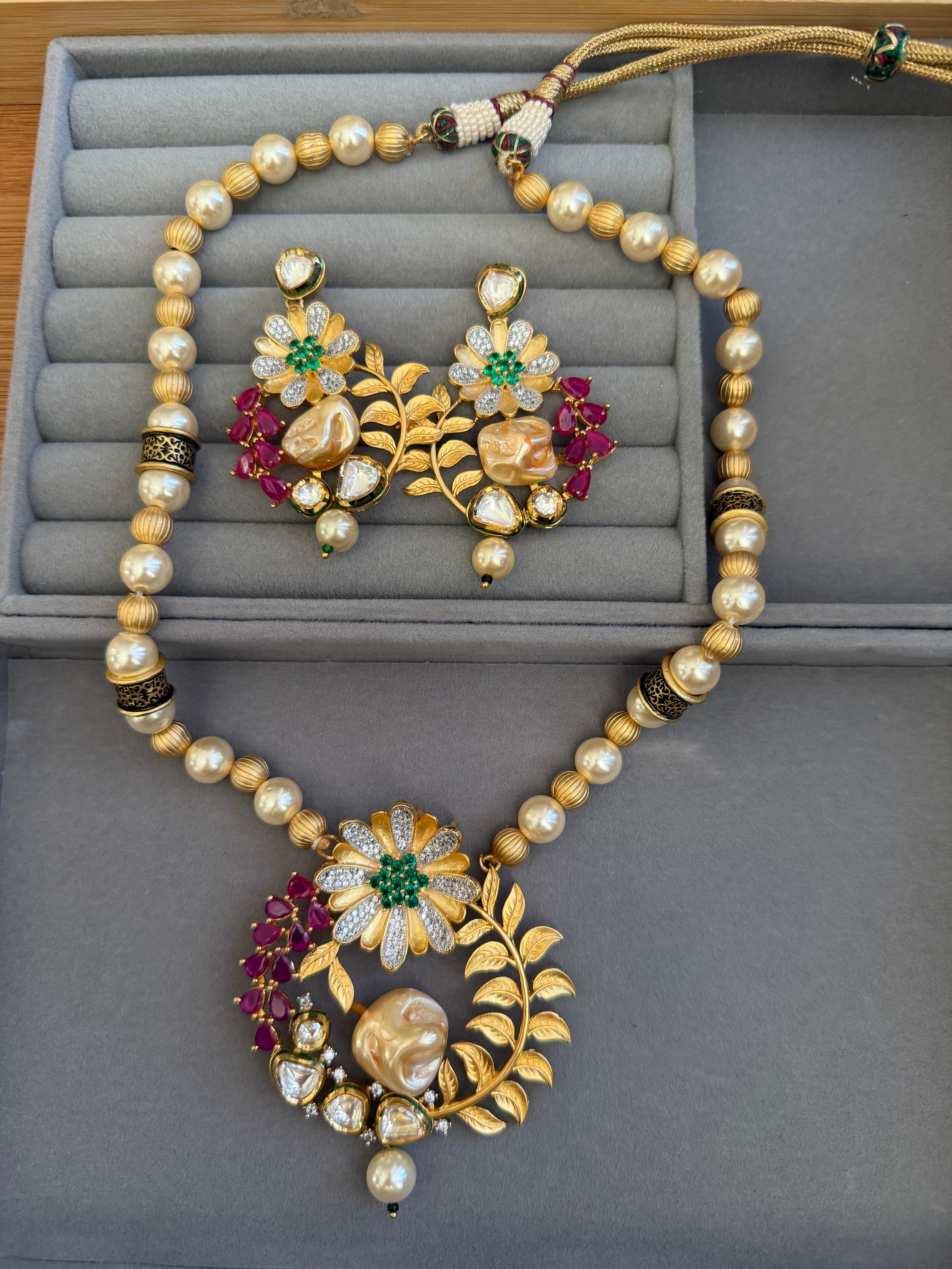 Elegant pearl mix necklace