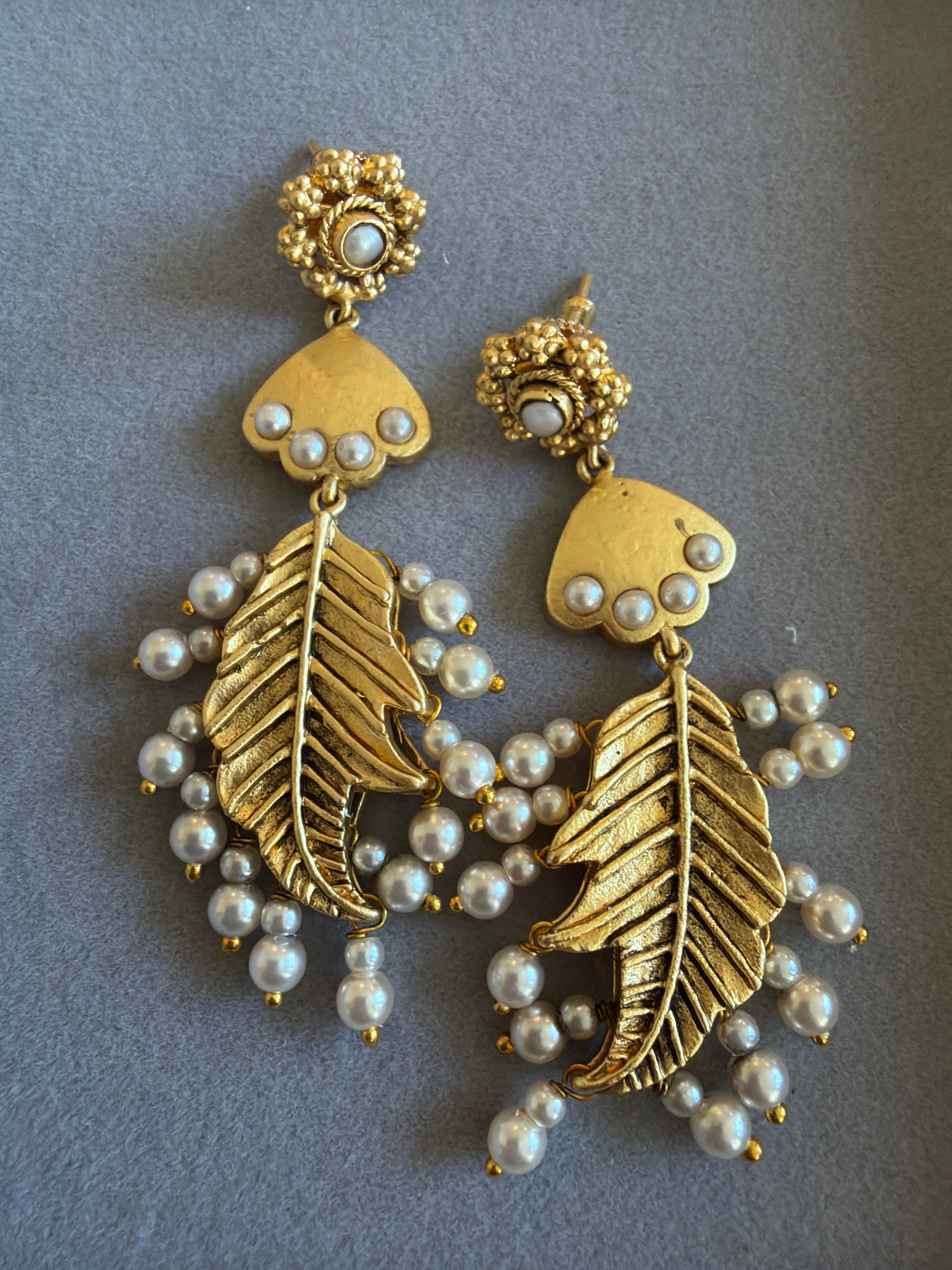 Leaf pattern earrings