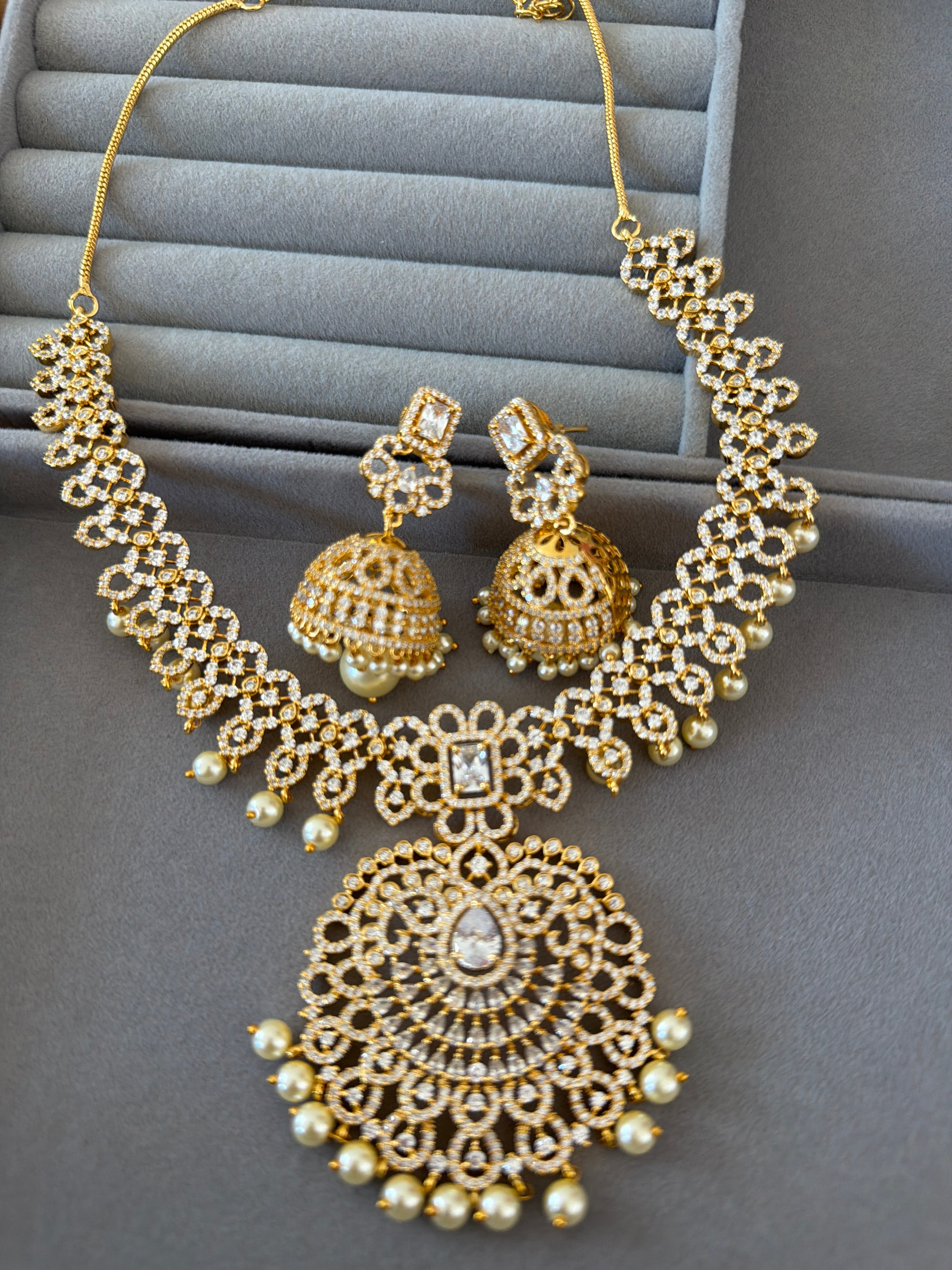 Elegant necklace with white stones