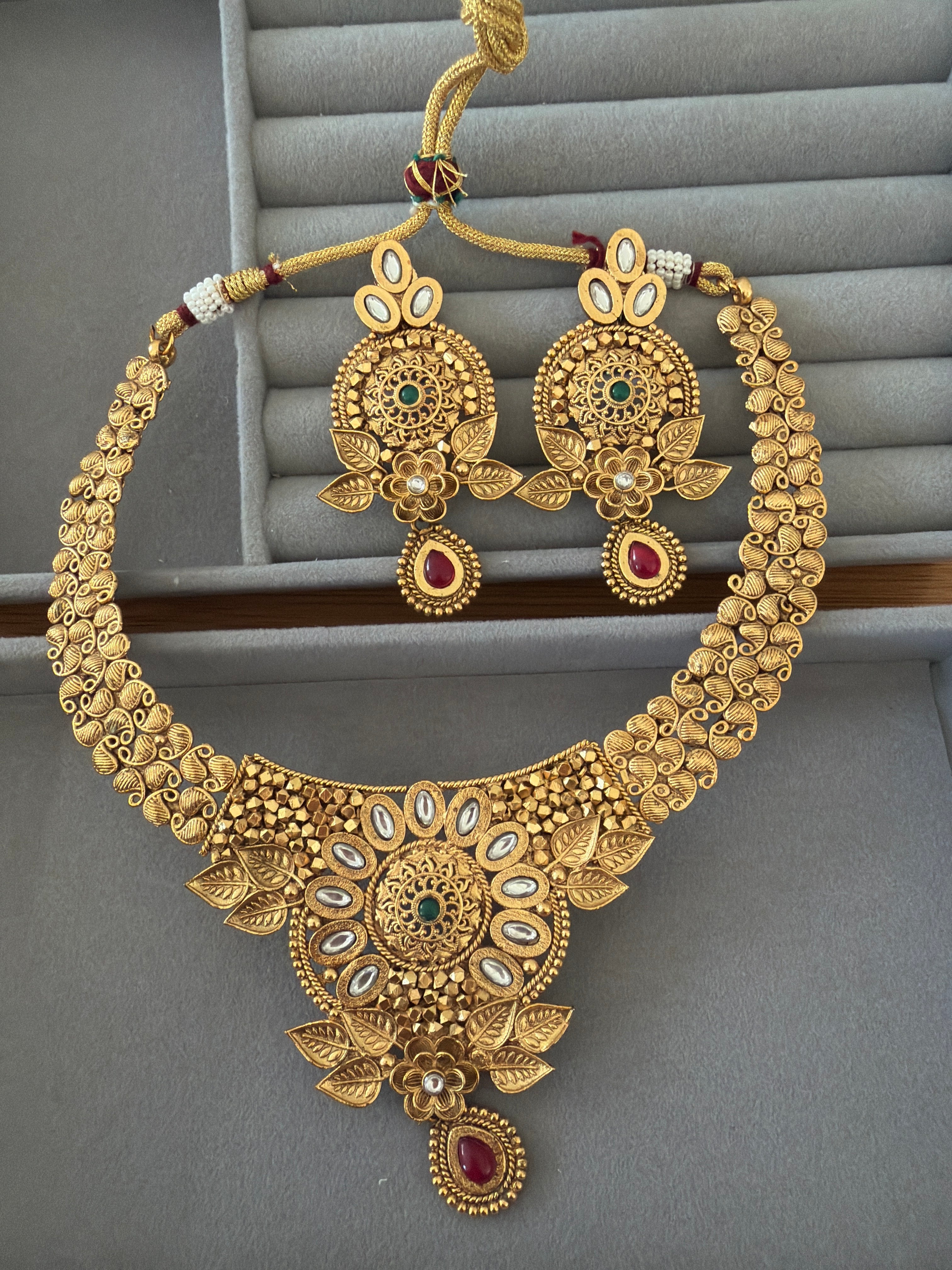Elegant Necklace with beautiful work