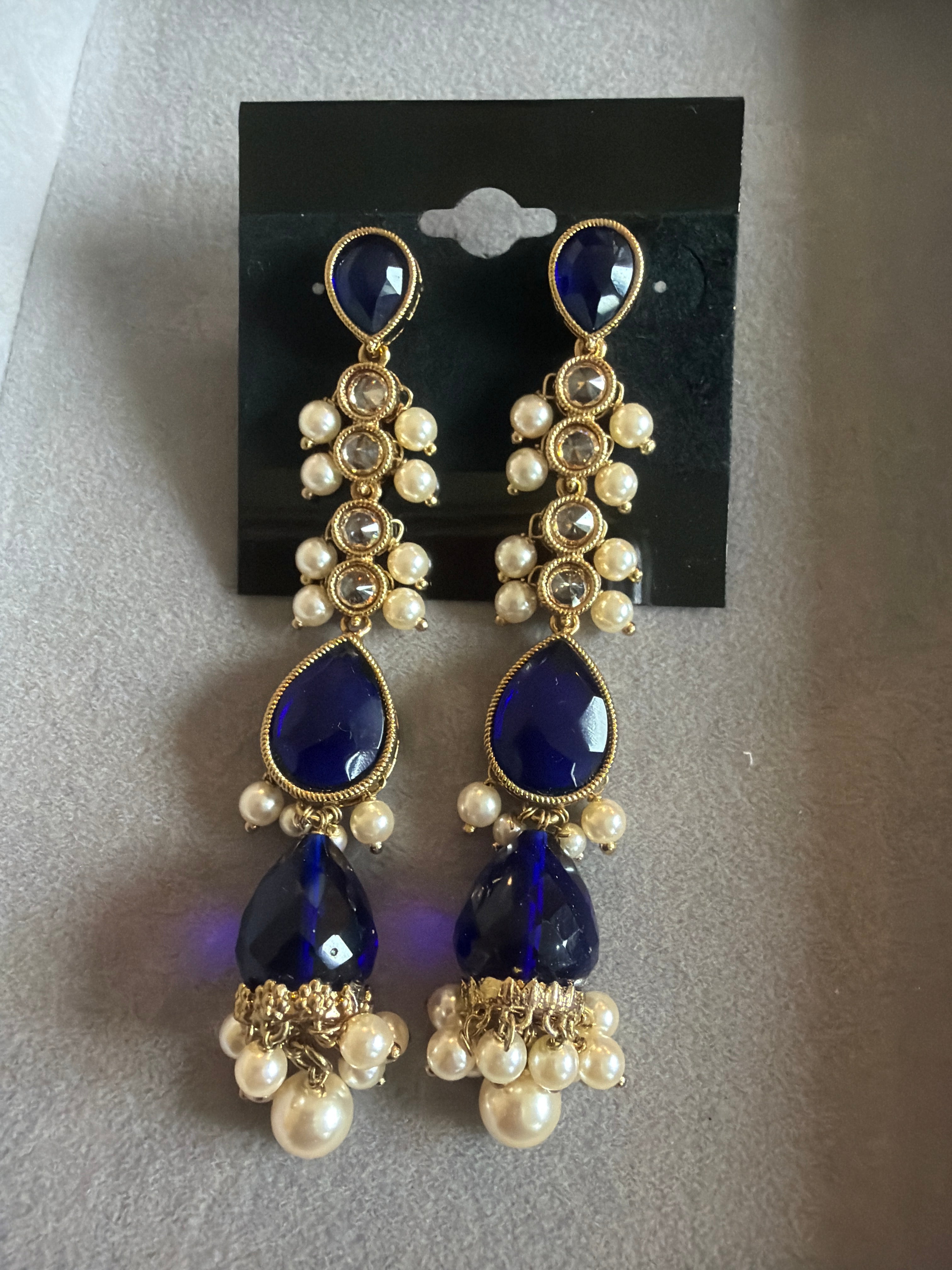 Lightweight long earrings with pearl