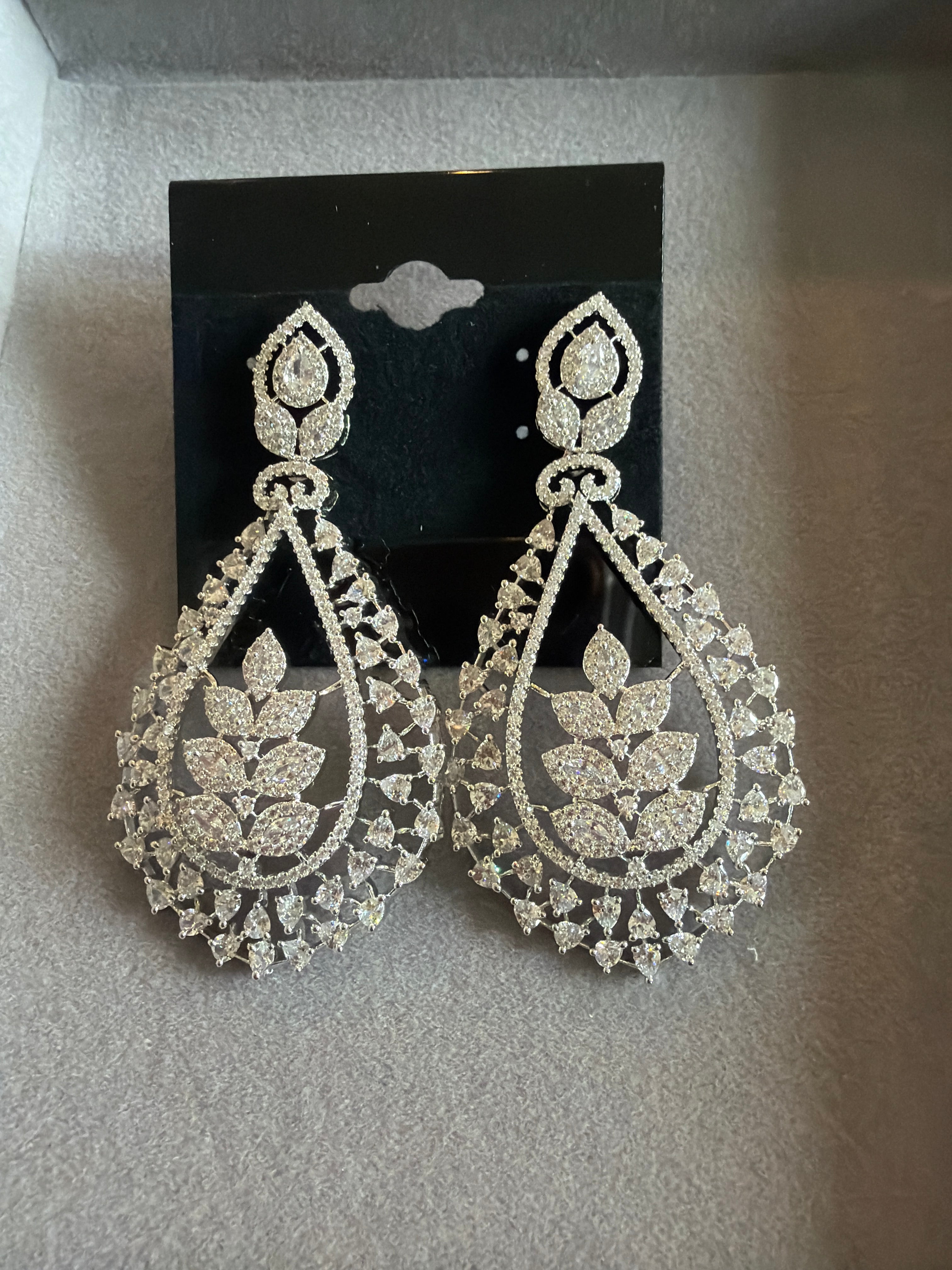 Leaf design stone earrings