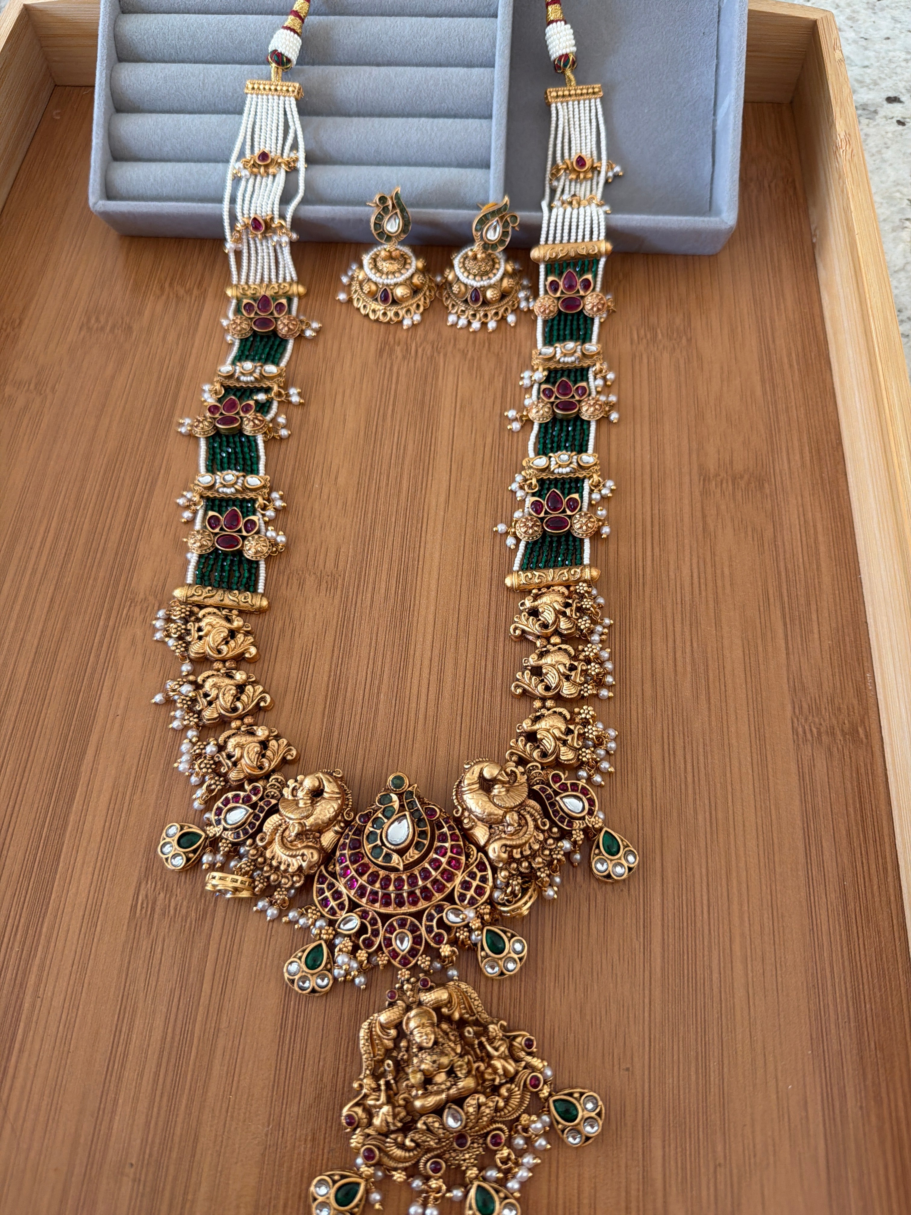 Green and white bead long necklace