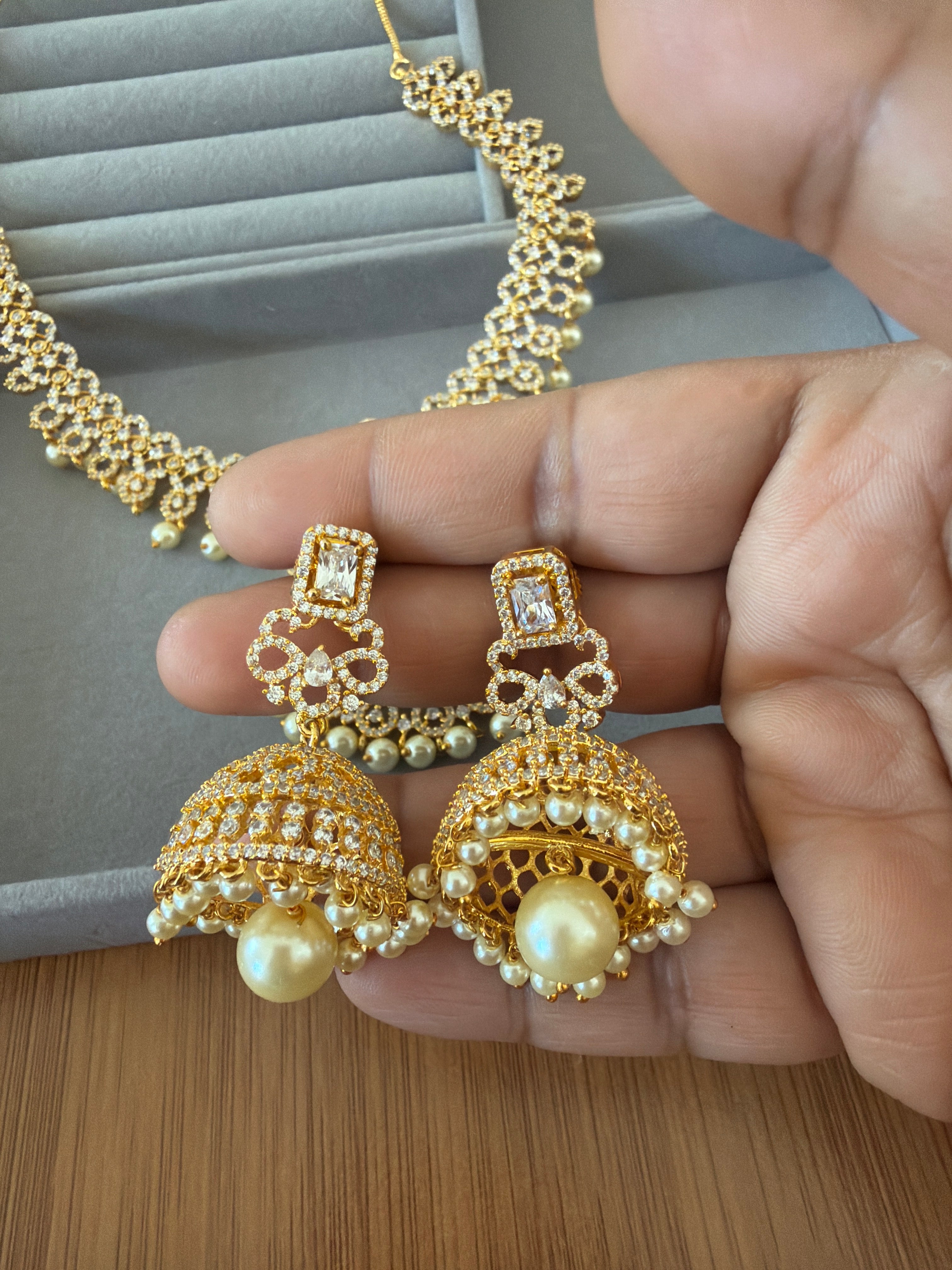 Elegant necklace with white stones