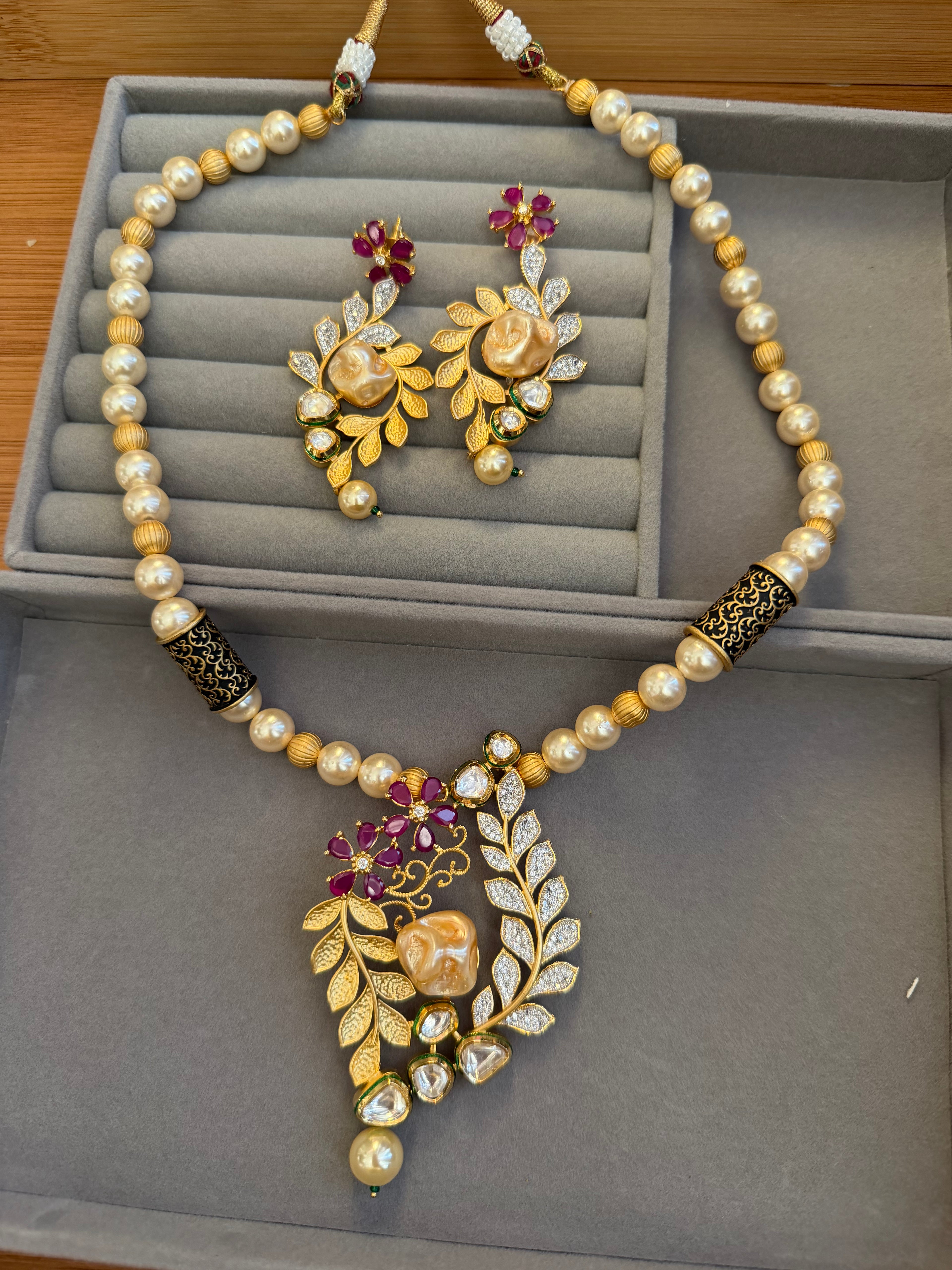 Elegant pearl mix necklace